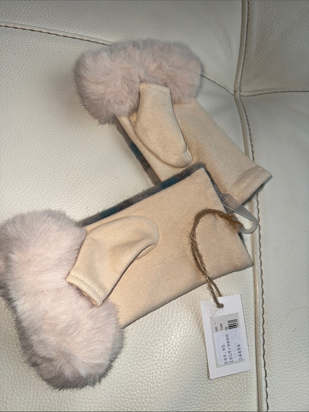 Islander Fingerless Gloves Lambs Wool and Faux Fur (Scotland) - Picture 9 of 13